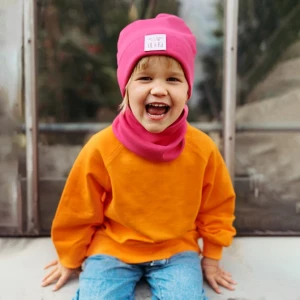 czapka-z-kominem-pink-line (1).webp