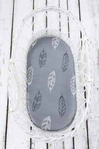 101-przescieradlo-sleepee-we-care-grey-piorka.jpg
