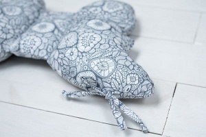 101-sleepee-poduszka-antywstrząsowa-motylek-grey.jpg