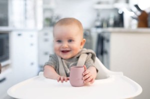 pol_pm_EZPZ-Silikonowy-kubeczek-Tiny-Cup-pastelowy-roz-5378_5.jpg